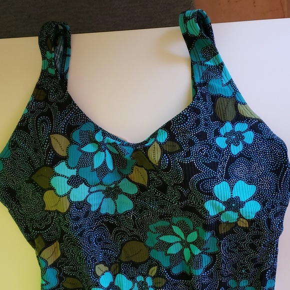 Catalina women's swimsuit, runs small, size 1x. Gently worn. Like newππββοΈ - Picture 6 of 6